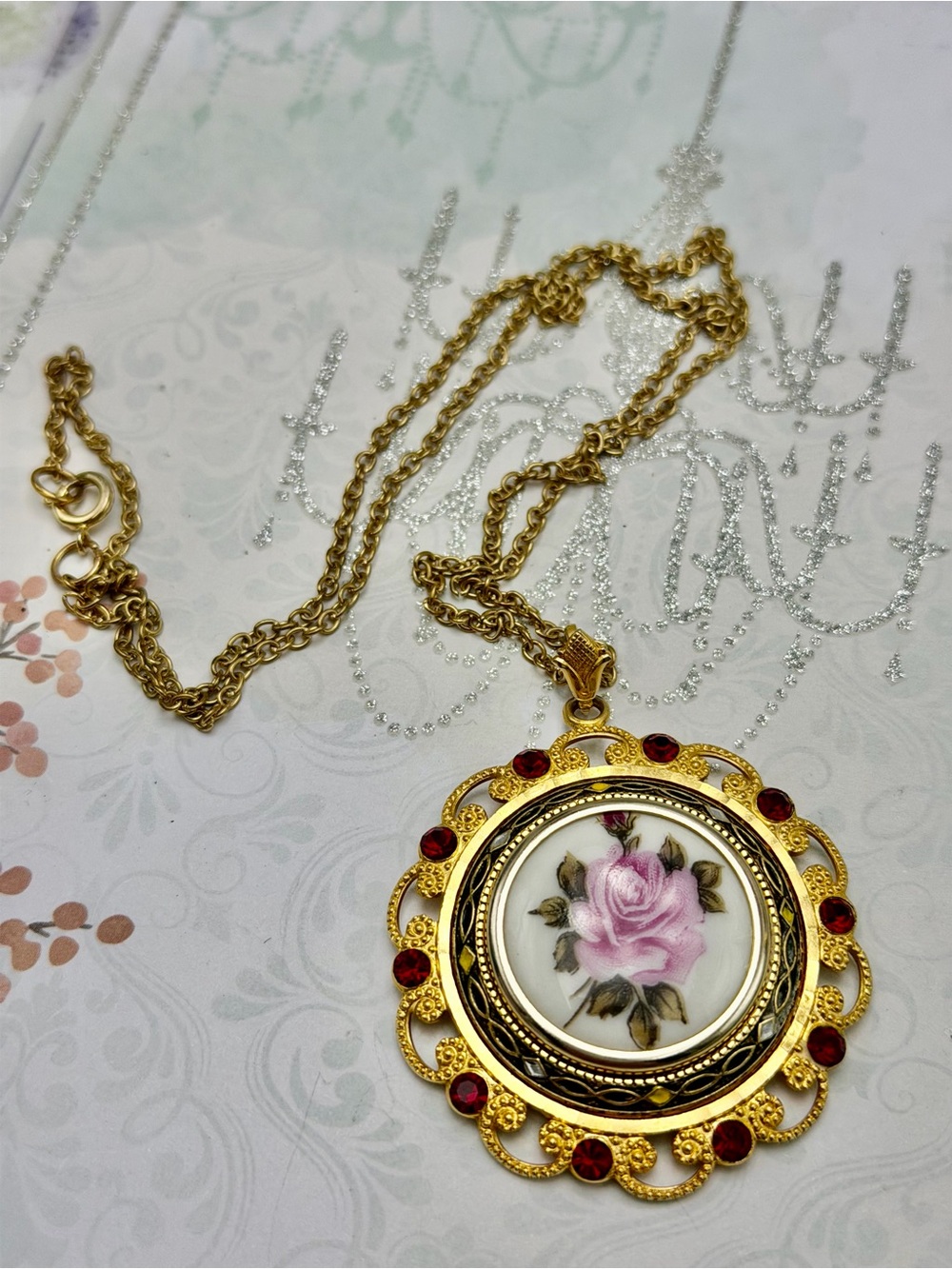 🎃🎃🎃Vintage Pink Floral and Gold Pendant #33un